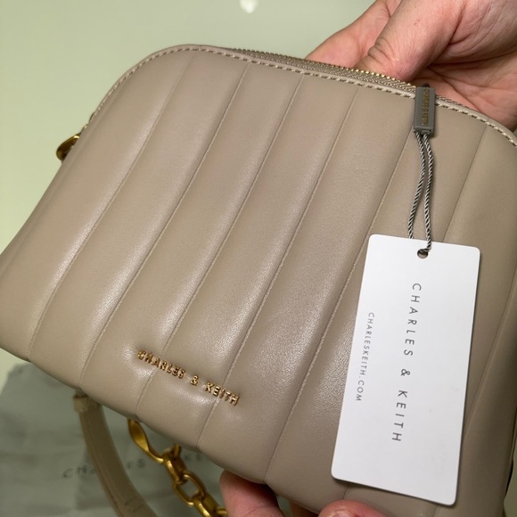 *NEW* Charles & Keith Saddle Bag - Picture 3 of 7